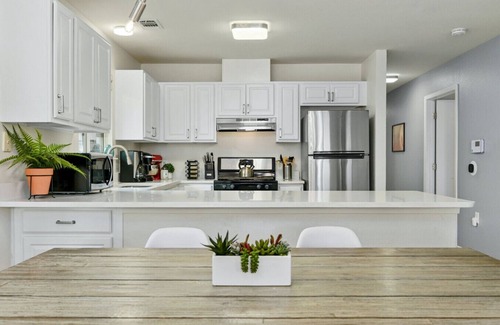 Rosewood Apartment | `Oak Grove Bungalow`- Private Downtown Bungalow