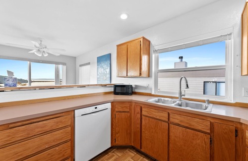 Oak Harbor Condo | Oak Harbor View : Relaxing Setting. Base rate 2 ppl