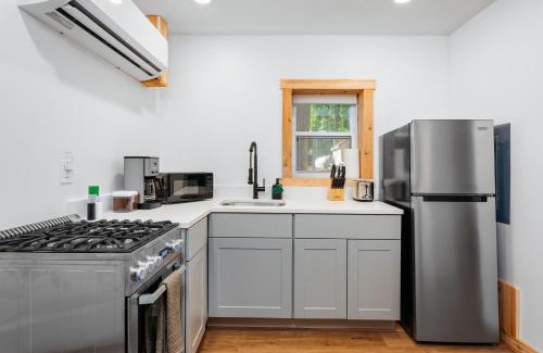 Mayfield House | Oak Leaf Cottage on Arbutus Lake