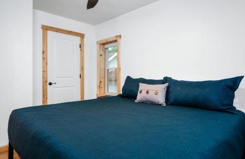 Mayfield House | Oak Leaf Cottage on Arbutus Lake