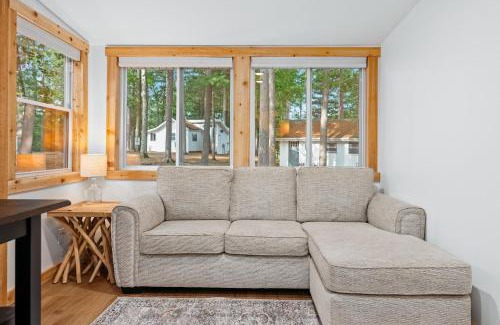 Mayfield House | Oak Leaf Cottage on Arbutus Lake