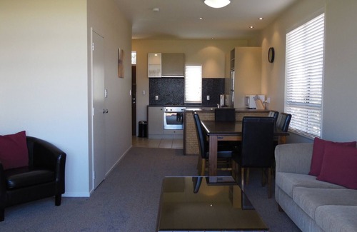Okere Falls Cottage | Oak Lodge - Hamurana