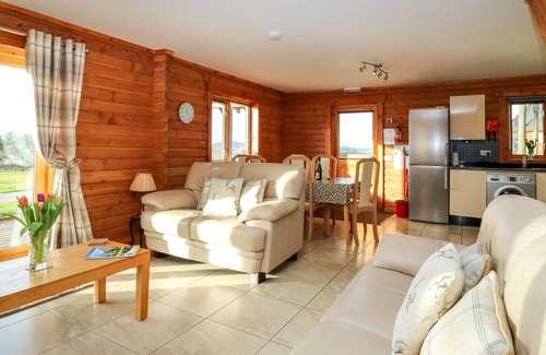 Fyvie House | OAK LODGE, pet friendly, country holiday cottage in Aberchirder