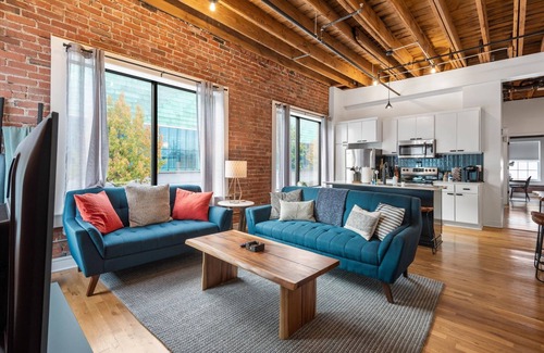 Downtown Kansas City Condo | Oak St Lofts - Private Parking, Walk to T-Mobile Center and Streetcar!