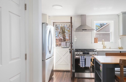 Warwick Cottage | Oakland Beach cottage near Iggy's, Buttonwoods, marina, fishing & airport