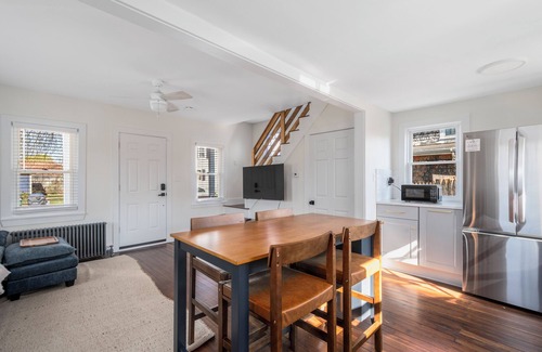 Warwick Cottage | Oakland Beach cottage near Iggy's, Buttonwoods, marina, fishing & airport