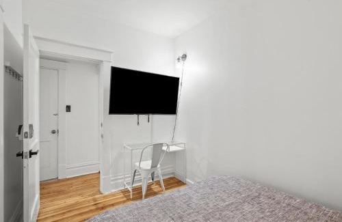 North Oakland House | Oakland/University @B Quiet & Stylish Private Bedroom with Shared Bathroom