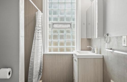 North Oakland House | Oakland/University @B Quiet & Stylish Private Bedroom with Shared Bathroom