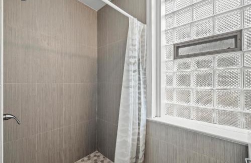 North Oakland House | Oakland/University @B Quiet & Stylish Private Bedroom with Shared Bathroom
