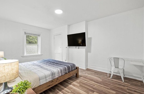 North Oakland House | Oakland/University @F Spacious and Quiet Private Bedroom with Shared Bathroom