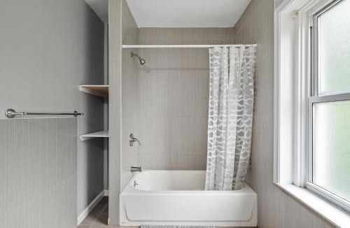 North Oakland House | Oakland/University @F Spacious and Quiet Private Bedroom with Shared Bathroom