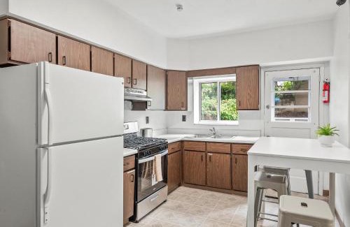 North Oakland House | Oakland/University @F Spacious and Quiet Private Bedroom with Shared Bathroom