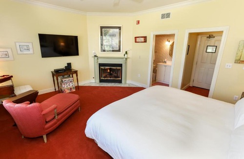 Plum Bed & Breakfast | Oakmont Inn