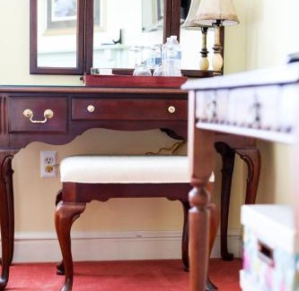 Plum Bed & Breakfast | Oakmont Inn