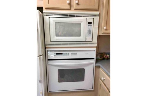 New Kensington House | Oakmont Spacious pool home & private hot tub