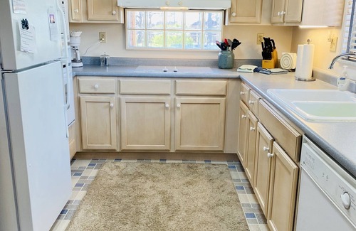 New Kensington House | Oakmont Spacious pool home & private hot tub