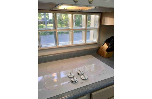 New Kensington House | Oakmont Spacious pool home & private hot tub