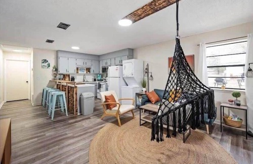 West Pensacola House | Oakside Retreat~35 guests-6 Units~Unique