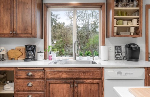 Central Oregon House | Oakway Oasis: within 3 miles of Autzen/U of O