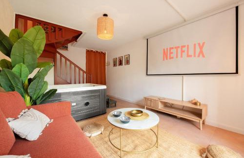 Barriere de Paris Apartment | Oasis Cachée - Jacuzzi et cinéma