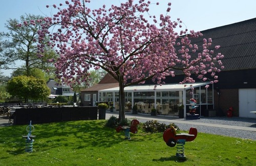 Stavenisse House | Oasis of relaxation - Het Puppenhuisje with communal pool,