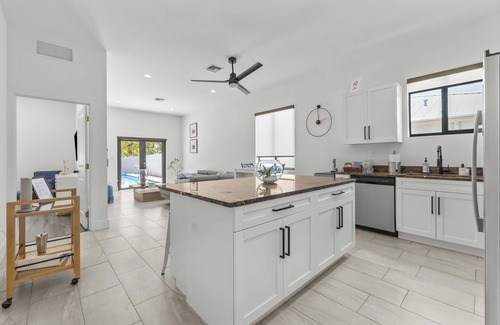 West Park House | Oasis Residence-Pool-Grill- Turf-Mins2Airport, Beach, HardRock
