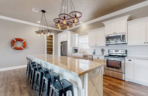 Crystal Beach House | Oasis | Steps to Beach | Large Deck | Pet Paradise