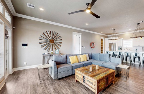 Crystal Beach House | Oasis | Steps to Beach | Large Deck | Pet Paradise