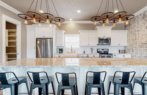 Crystal Beach House | Oasis | Steps to Beach | Large Deck | Pet Paradise