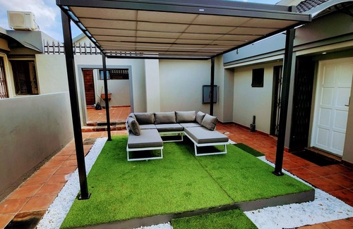 Greater Johannesburg Metropolitan Area Apartment | Oasis Studio: A Tranquil Escape in Parkmore with Uninterrupted Solar Power