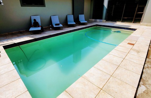 Greater Johannesburg Metropolitan Area Apartment | Oasis Studio: A Tranquil Escape in Parkmore with Uninterrupted Solar Power