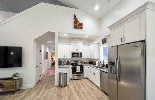 New Meadows Cabin | OC's Hideaway: Ski and Tee Cabin