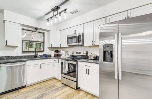 Fellowship House | Ocala Home w/Fenced Yard Near WEC: Dogs Welcome!