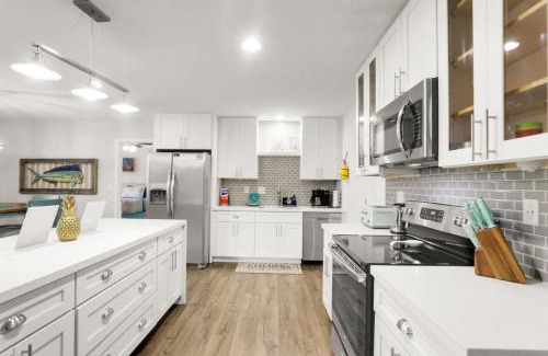 Fort Walton Beach House | Ocean - 5 Beds Retreat with Pickleball, Arcade, Grill & Beach Access!