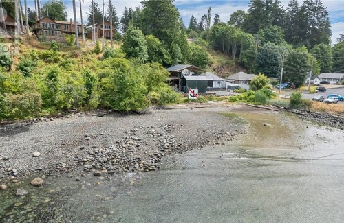 Quathiaski Cove RV Rental | Ocean access glamping with a fantastic view of discovery passage,