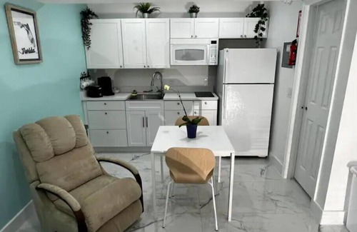 Lake Ridge Apartment | Ocean Breeze * 5 min to Beach *