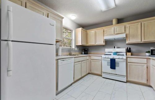 Gulfport Apartment | Ocean Breeze A Relaxing Coastal Getaway Near Top Attractions