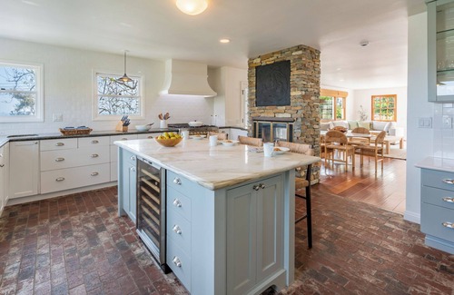 Summerland House | Ocean Breeze Abode & Bungalow - Spacious Seaside Living