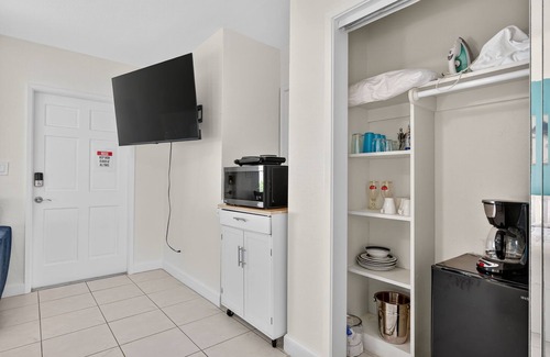 East Fort Lauderdale Apartment | Ocean Breeze Studio