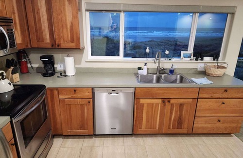 Bandon House | Ocean Front ON the Beach - Spectacular Views! 14 Minutes to Bandon Dunes Golf!