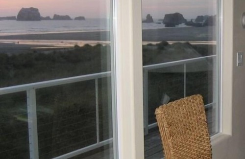 Bandon House | Ocean Front ON the Beach - Spectacular Views! 14 Minutes to Bandon Dunes Golf!