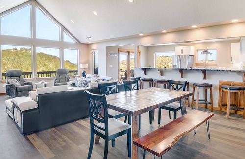 Bayshore House | Ocean Front! Step Straight Out The Door Onto The Sand! Hot Tub! Dog Friendly!