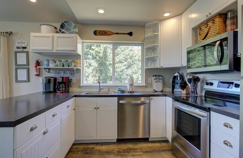 Ocean Shores House | Ocean Front, Walk to Beach, Fenced For Dogs, Vacation Beach House
