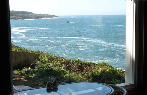 Depoe Bay Apartment | Ocean Garden Suite at Whales Rendezvous