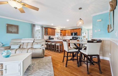 Salisbury Beach Condo | Ocean Hideaway | Rooftop Deck | Fireplace