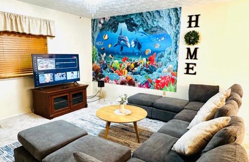 West Chester House | Ocean Palace -12 Guests- close to I-75-Amazing Location!