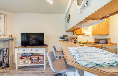 Ocean Shores Condo | Ocean Shores Condo w/Balcony < 1 Mi to Beach!