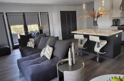 Sand Section Apartment | Ocean View 1 Block from Beach. 12min drive to Forum, Sofi Stadium & Intuit Dome