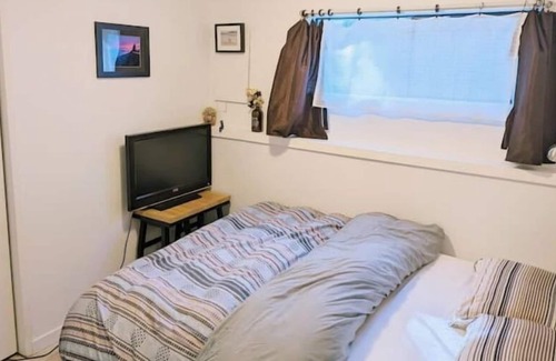 Granthams Landing House | Ocean View 1 or 2 Bed Room Green House Gibsons