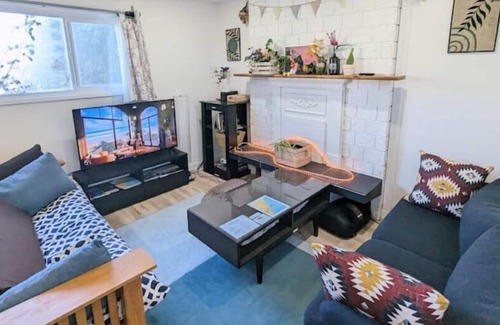 Granthams Landing House | Ocean View 1 or 2 Bed Room Green House Gibsons